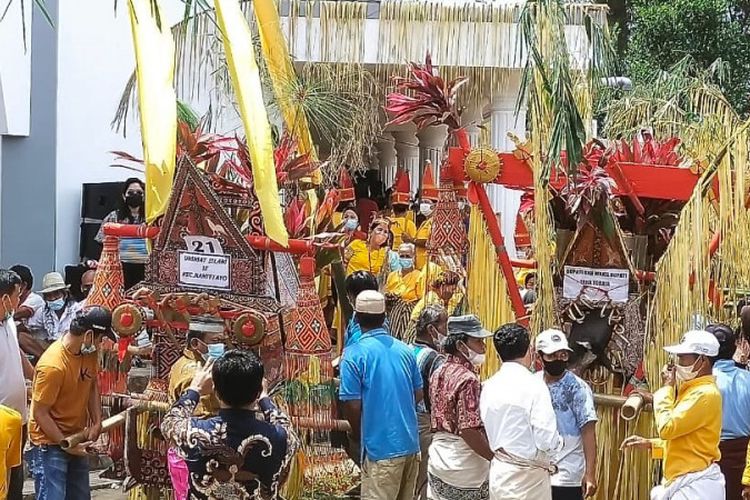 Ilustrasi Lettoan atau miniatur rumah adat Toraja yang mewarnai acara budaya.