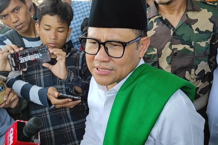 Cawapres nomor urut 1 Muhaimin Iskandar usai menghadiri Halaqoh Kiai Kampung se-Kabupaten Demak di Gedung Wisma Halim, Demak, Sabtu (23/12/2023). (KOMPAS.COM/NUR ZAIDI) 
