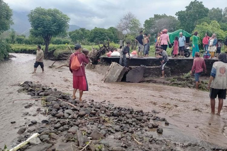 Jembatan di Desa Kawinda Toi, Kecamatan Tambora, Kabupaten Bima, putus diterjang banjir, Kamis (2/3/2023).