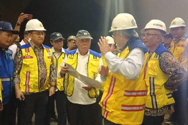 Menteri PUPR Basuki Hadimuljono saat mengecek terowongan kembar Tol Cisumdawu, Rabu (3/1/2024) malam. AAM AMINULLAH/KOMPAS.com