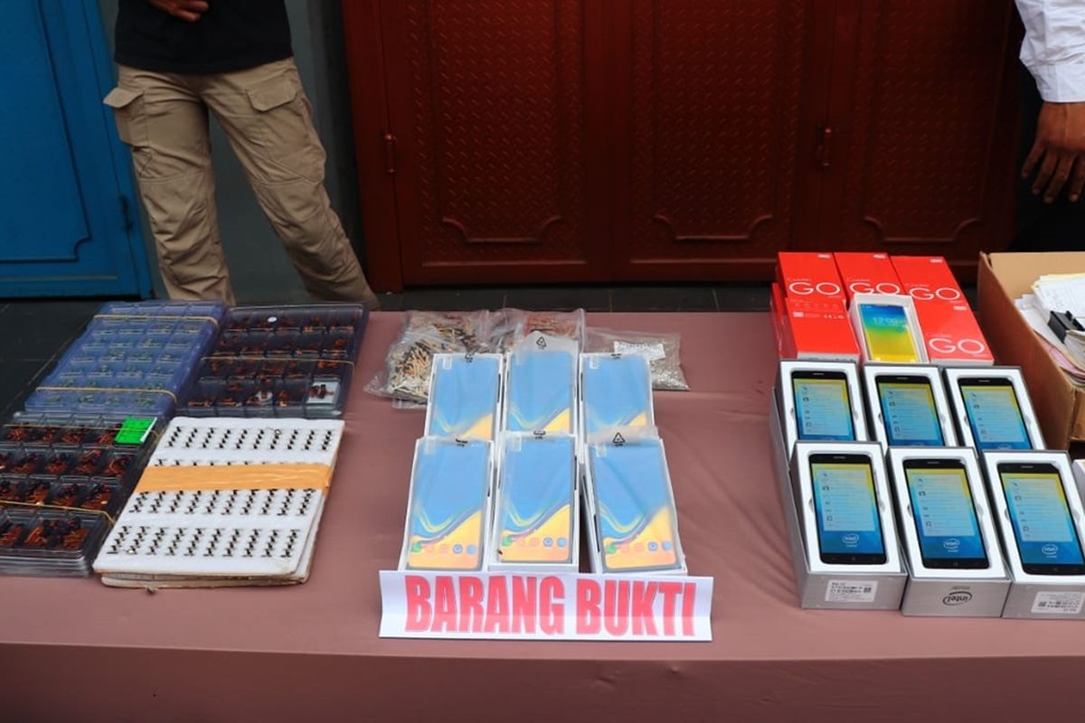 Barang bukti ponsel ilegal yang diproduksi sebuah pabrik dikawasan Ruko Toho, Penjaringan, Jakarta Utara