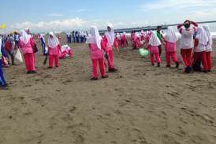 Pelajar dan warga Cilacap memperingati hari pahlawan dengan membersihkan sampah di Pantai Teluk Penyu Cilacap, Kamis (10/11/2016)