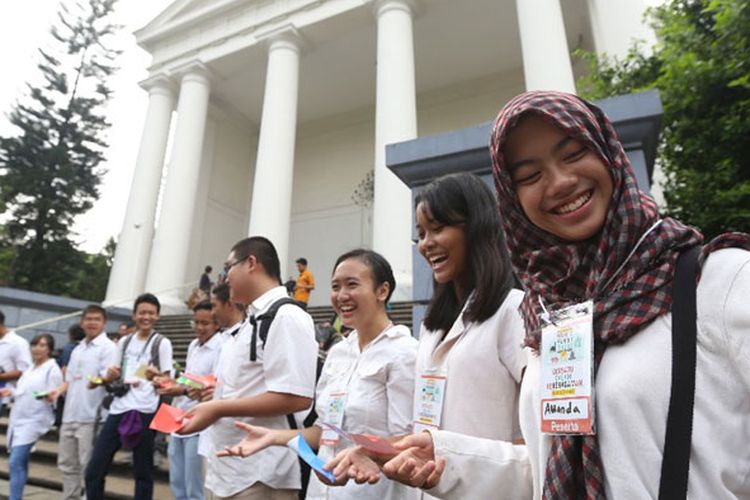Siswa-siswa sekolah menengah di Jakarta dan sekitarnya, Kamis (15/6/2017), mengikuti kegiatan bertajuk Wisata Rumah Ibadah. Mereka mengunjungi tempat ibadah di Jakarta yakni Masjid Istiqlal, Gereja Kristen Immanuel, Gereja Katolik Katedral, Pura Adhitya Jaya Rawamangun, dan Kuil Hoseji.