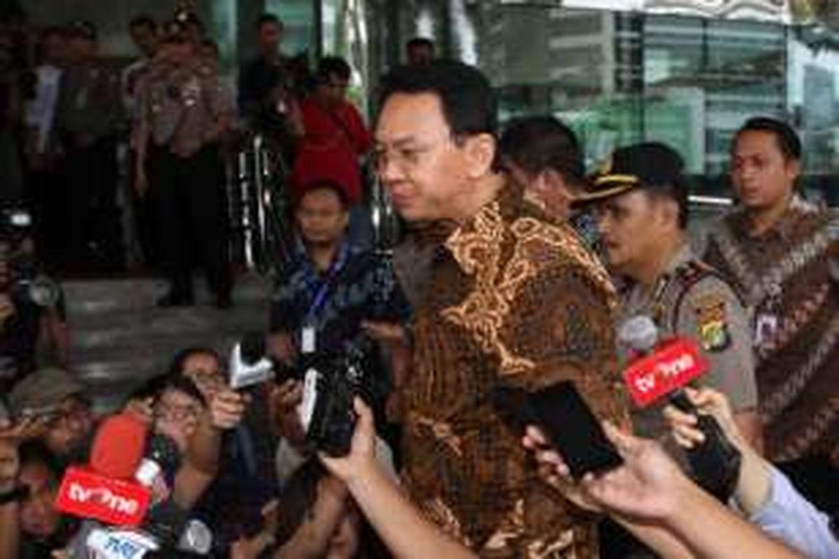 Gubernur DKI Jakarta Basuki Tjahaja Purnama (Ahok) tiba di gedung KPK, Jakarta, untuk memenuhi panggilan sebagai saksi, Selasa (12/4/2016). Ahok memberikan keterangan seputar pembelian lahan milik RS Sumber Waras oleh Pemprov DKI pada akhir 2014.