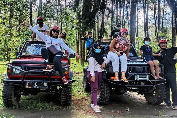 Wisata jeep bersama Kemuning Ceria Adventure di Kebun Teh Kemuning, Kabupaten Karanganyar, Jawa Tengah.