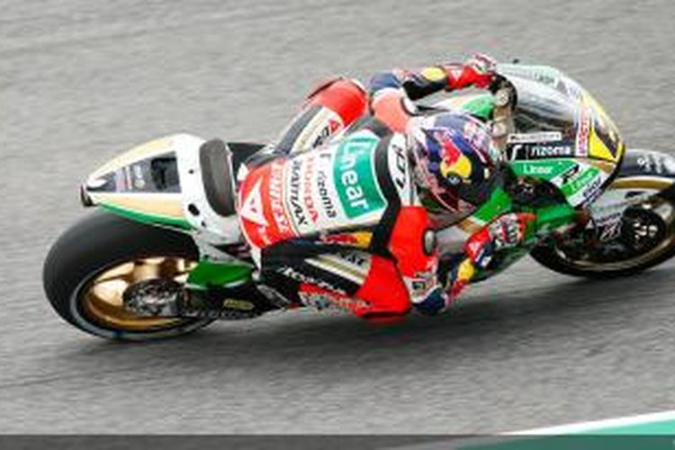 Pebalap LCR Honda asal Jerman, Stefan Bradl, memacu motornya pada sesi latihan bebas kedua GP Jerman di Sirkuit Sachsenring, Jumat (12/7/2013)