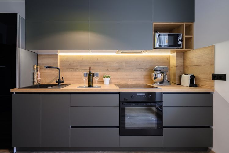 Ilustrasi lemari dapur atau kitchen set warna abu-abu di dapur modern.