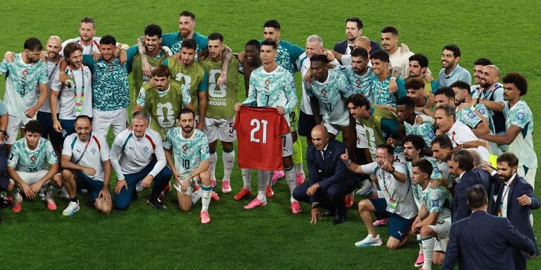 Para pemain timnas Portugal berpose dengan jersey untuk mengenang peringatan satu tahun kepergian mantan pemain Diogo Jota setelah laga babak 32 besar antara Portugal dan Kroasia di Piala Dunia 2026 di Stadion Toronto di Kanada, 2 Juli 2026.