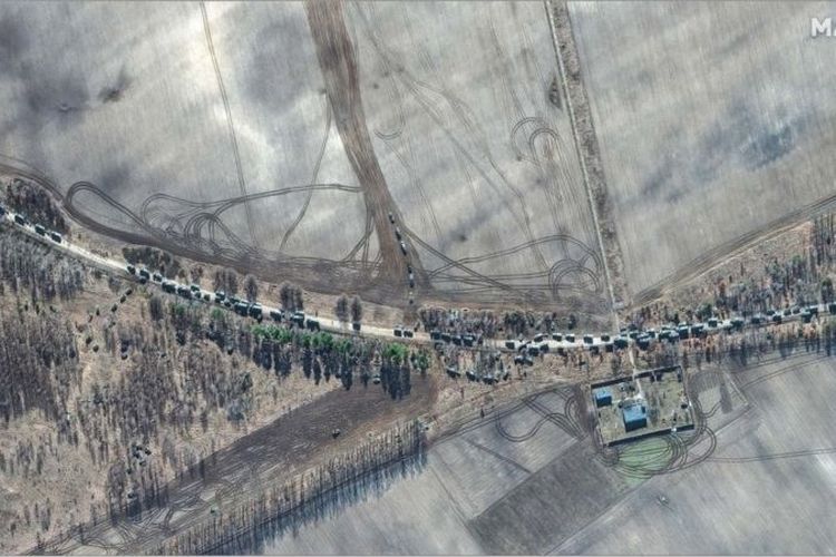 Citra satelit yang menunjukkan konvoi kendaraan militer Rusia yang macet menuju Kyiv.
