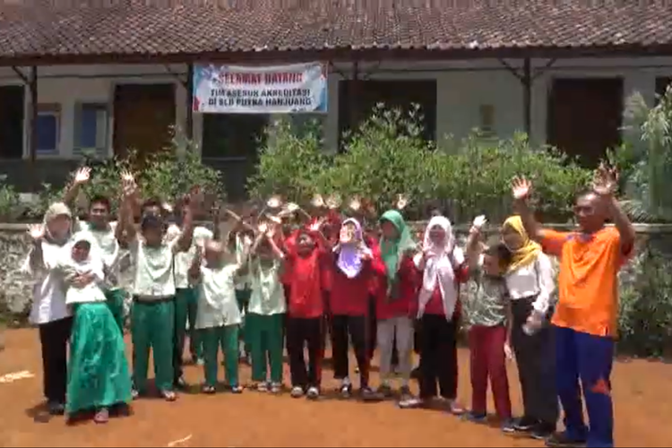 Potret guru dan siswa-siswi di depan SLBS Putra Hanjuang, Desa Bungbulang, Garut, Jawa Barat.