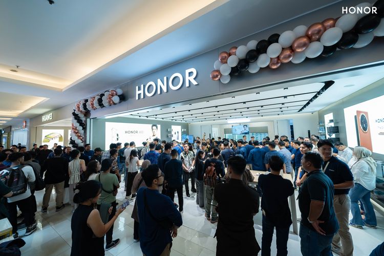 Konsumen yang rela mengantre sejak pagi demi menjadi individu pertama yang memiliki HONOR 400.