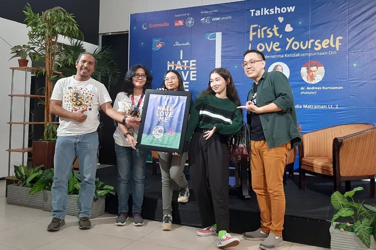 Penerbit Elex Media Komputindo bersama Ibunda sebelum pemberlakuan PSBB meluncurkan buku I Hate Love Me, Sabtu (14/03/2020), di Gramedia Matraman, Jakarta.