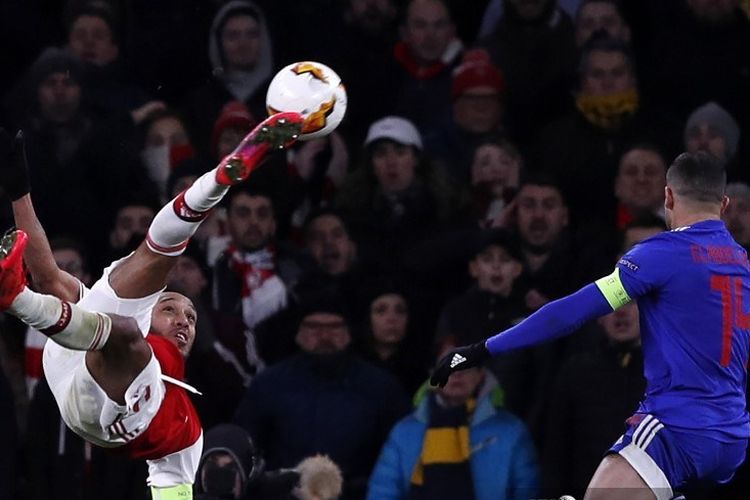 Penyerang asal Gabon, Pierre-Emerick Aubameyang dari Arsenal mencetak gol akhir di perpanjangan waktu selama pertandingan Liga Europa babak 32 leg kedua antara Arsenal dan Olympiakos di stadion Emirates di London pada 27 Februari 2020.