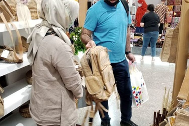 Ros yang tengah melayani pembeli di acara INACRAFT 2022 