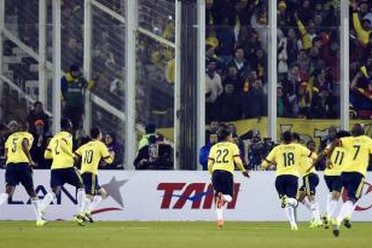 Pemain Kolombia bergembira merayakan gol Roberto Firmino ke gawang Brasil, pada pertandingan lanjutan penyisihan Grup C Copa America 2015, di Estadio Monumental David Arellano di Santiago, Cile, Rabu malam atau Kamis (18/6/2015) pagi.  