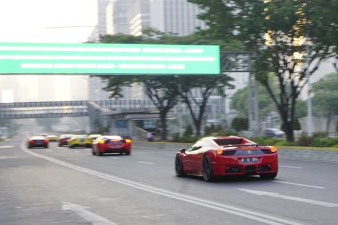 Jalanan Sepi Jakarta Dimanfaatkan Penggemar Otomotif