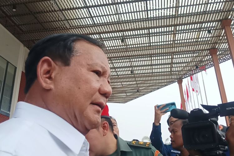 Menhan Prabowo Subianto saat memberikan keterangan pers di Lanud Halim Perdanakusuma, Jakarta Timur, Sabtu (4/11/2023).