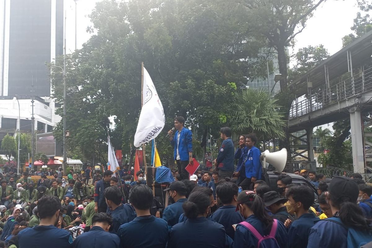 Massa aliansi Badan Eksekutif Mahasiswa Seluruh Indonesia (BEM SI) menggelar aksi demonstrasi di kawasan Patung Kuda Arjuna Wiwaha, Jakarta Pusat, Kamis (21/4/2022).