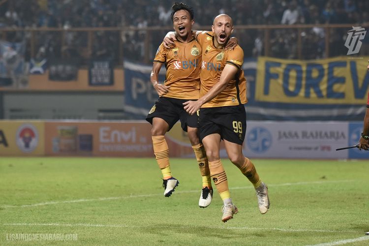 Pemain asing Bhayangkara FC Youssef Ezzejjari selebrasi seusai menjebol gawang Persib Bandung yang berakhir dengan skor 1-1 di Stadion Wibawa Multi Cikarang Bekasi, Minggu (24/7/2022) malam.