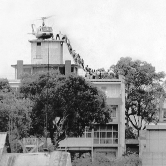 Jatuhnya Saigon: Helikopter Air America mengevakuasi pejabat Vietnam dan keluarga mereka dari atap gedung apartemen di 22 Gia Long Street di Saigon, Vietnam Selatan, 29 April 1975.