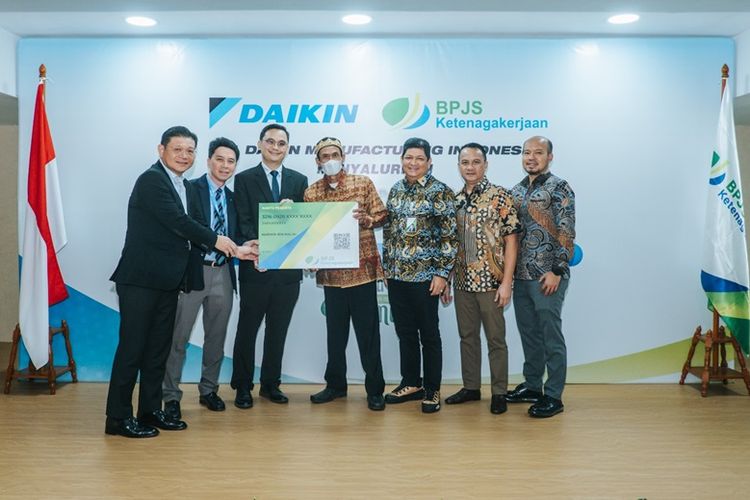 Daikin berikin bantuan kepada masyarakat pekerja rentan lewat BPJS Ketenagakerjaan.