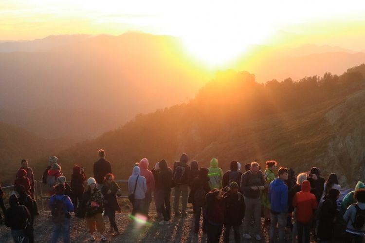 Ratusan wisatawan ketika melihat matahari terbit di Kelimutu, NTT.