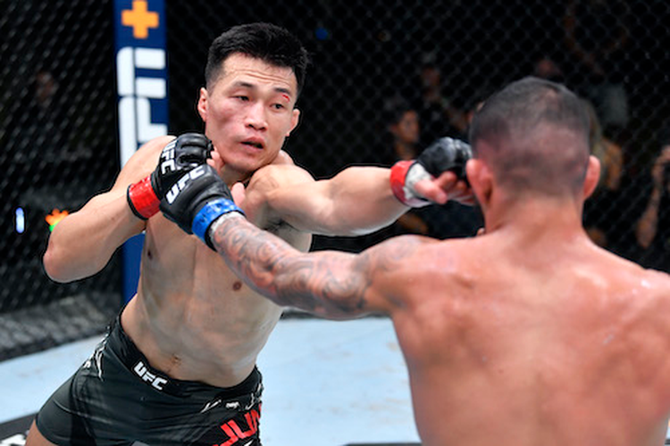 Petarung asal Korea Selatan, Chan Sung Jung, tampil di pentas UFC.