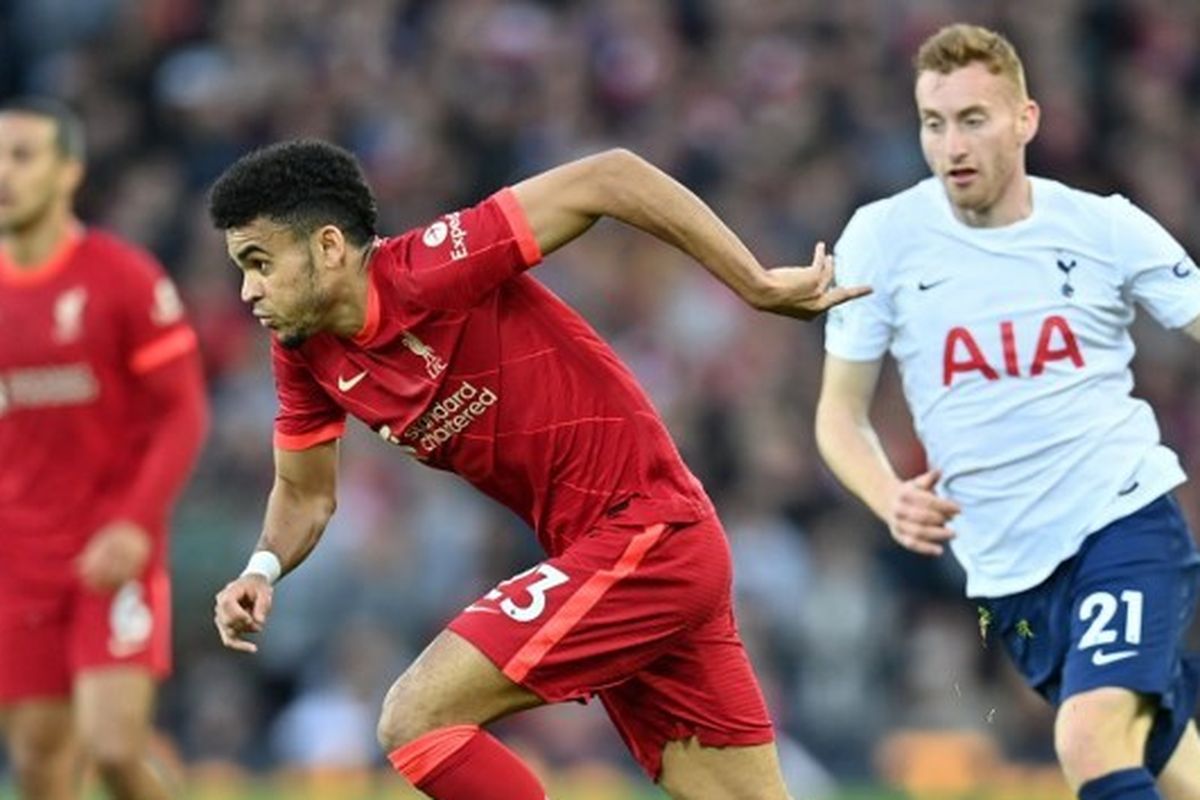 Luis Diaz (kiri) berlari menguasai bola dalam laga Liverpool vs Tottenham Hotspur pada lanjutan Liga Inggris 2021-2022 yang digelar di Stadion Anfield, Sabtu (7/5/2022) waktu setempat.