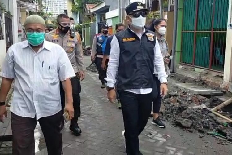 Wali Kota Surabaya Eri Cahyadi di Kampung Simo Sidomulyo Kelurahan Petemon, Kecamatan Sawahan, Surabaya, di mana terdapat satu keluarga terkonfirmasi positif Covid-19, Senin (28/6/2021).