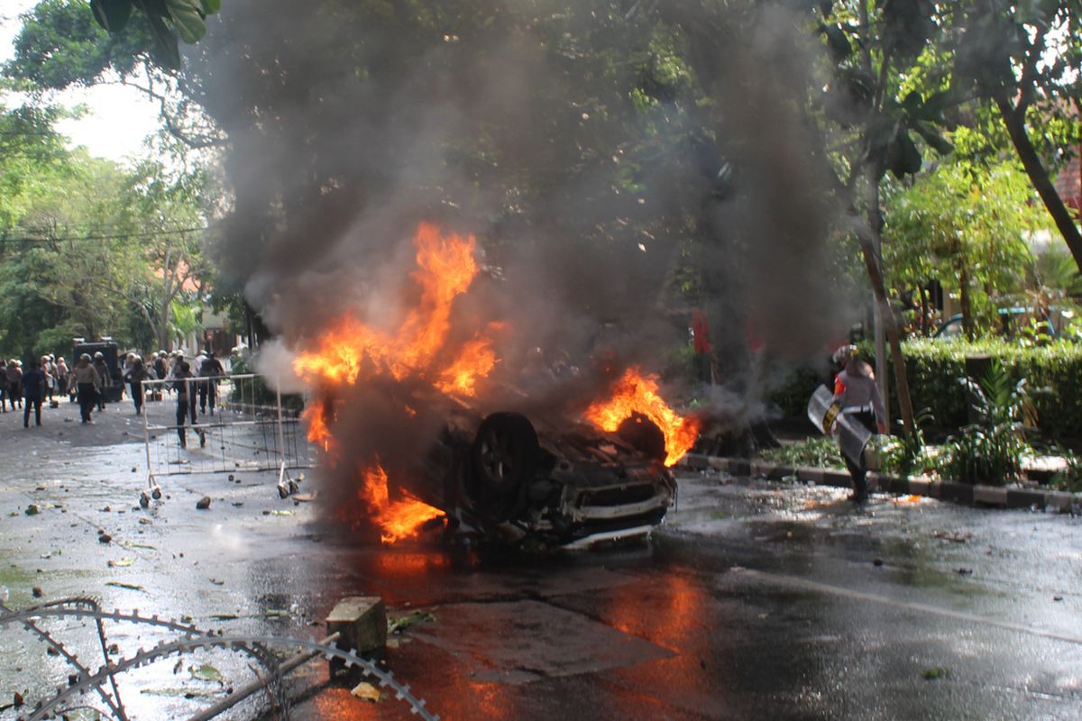 Mobil Patwal milik Satpol PP Kota Malang dibakar saat aksi demonstrasi tolak Undang-Undang Omnibus Law Cipta Kerja di depan gedung DPRD Kota Malang berlangsung ricuh, Kamis (8/10/2020).