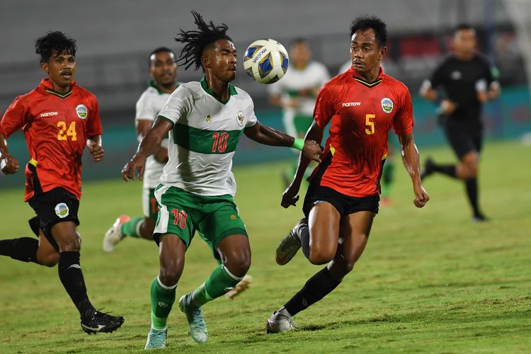 Pemain Timnas Indonesia Ronaldo Kwateh (kedua kiri) berebut bola dengan pemain Timnas Timor Leste Tomas Sarmento dalam pertandingan sepak bola Leg 2 FIFA Matchday di Stadion I Wayan Dipta, Gianyar Bali, Minggu (30/1/2022). Indonesia berhasil memenangkan pertandingan dengan skor 3-0.