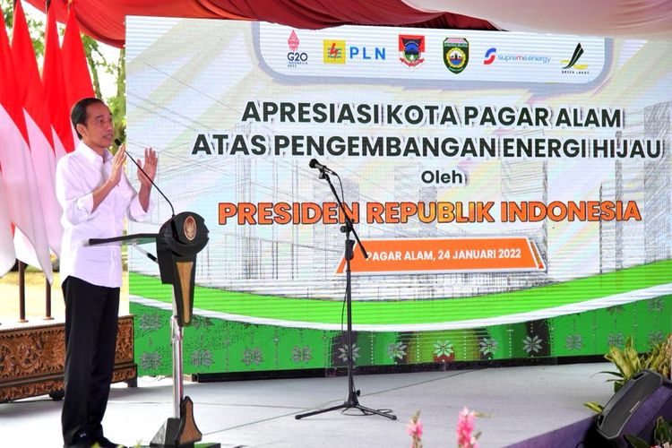 Presiden Jokowi dalam kunjungan kerjanya ke Pagar Alam, Sumsel, Senin (24/01/2022).