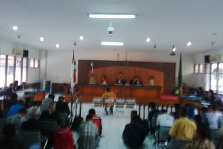 Suasana sidang lanjutan mantan Bupati Indramayu Irianto MS. Syafiuddin di Pengadilan Negeri Bandung, Jalan RE. Martadinata, Bandung, Jawa Barat, Senin, (11/5/2015). JPU menuntut Yance dengan hukuman 1,5 tahun penjara