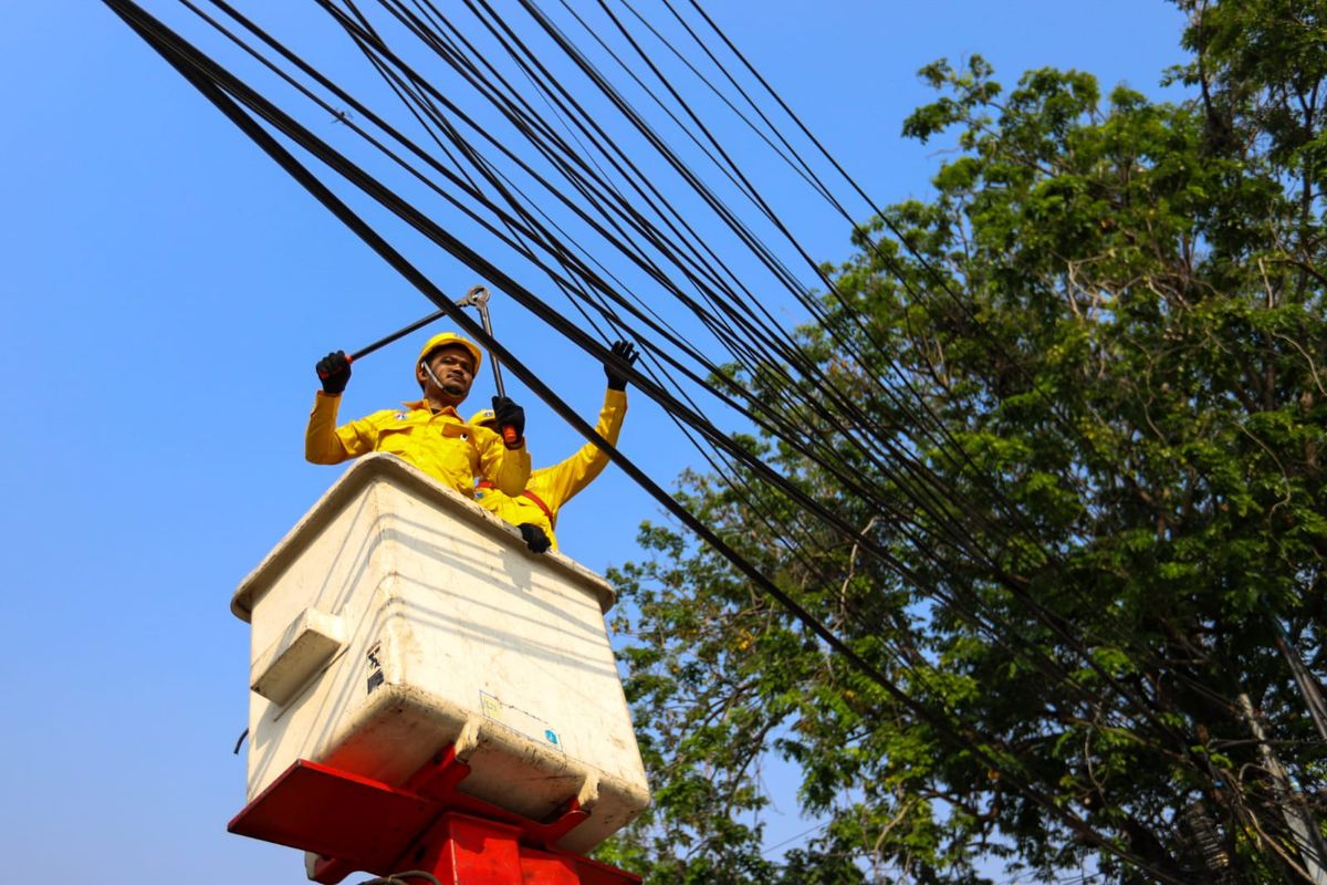 Petugas Sudin Bina Marga Jakarta Utara merapikan kabel semrawut di kawasan Tanjung Priok, Rabu (23/8/2023). 