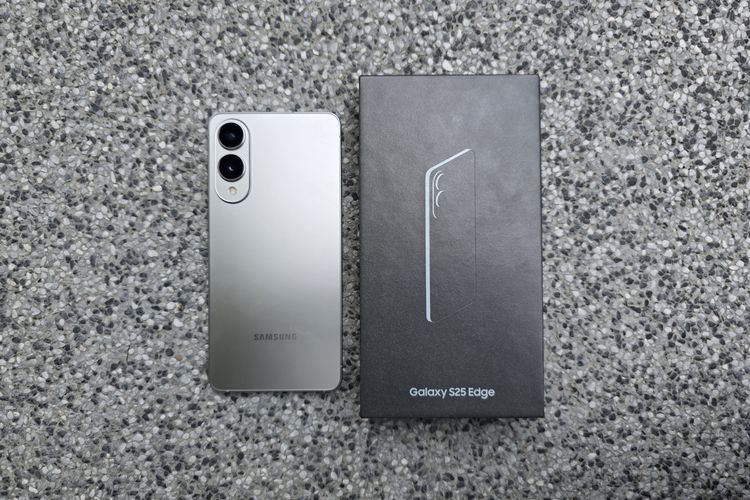 Samsung Galaxy S25 Edge varian warna Titanium Silver dan kotak kemasan versi Indonesia.