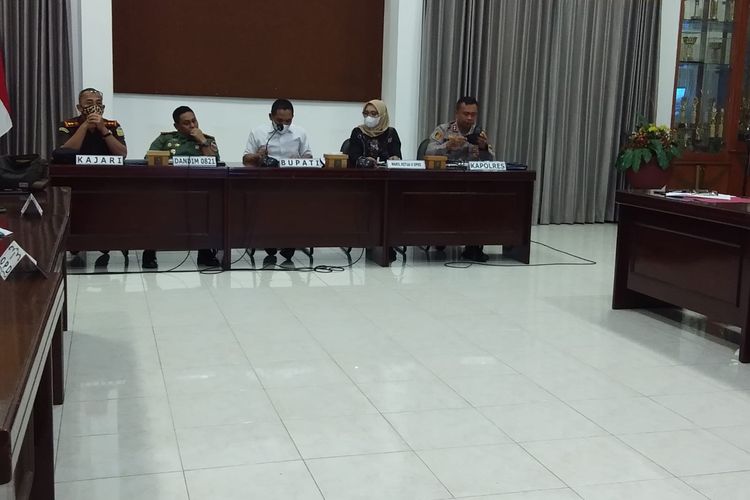 Bupati Lumajang Thoriqul Haq memimpin rapat terbatas bersama Forkopimda Lumajang untuk segera membentuk satgas pertambangan, Rabu (6/4/2022)