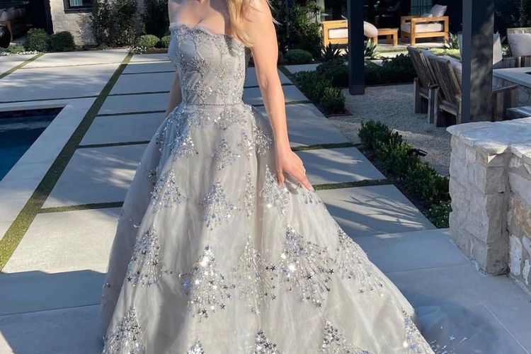 Kaley Cuoco berpose dalam virtual red carpet Golden Globe 2021