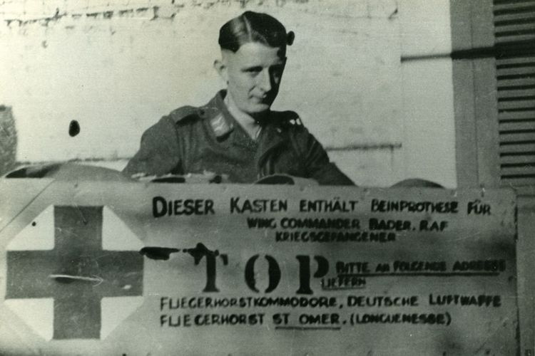Douglas Bader, pilot tanpa kaki yang jadi legenda perang di Inggris.