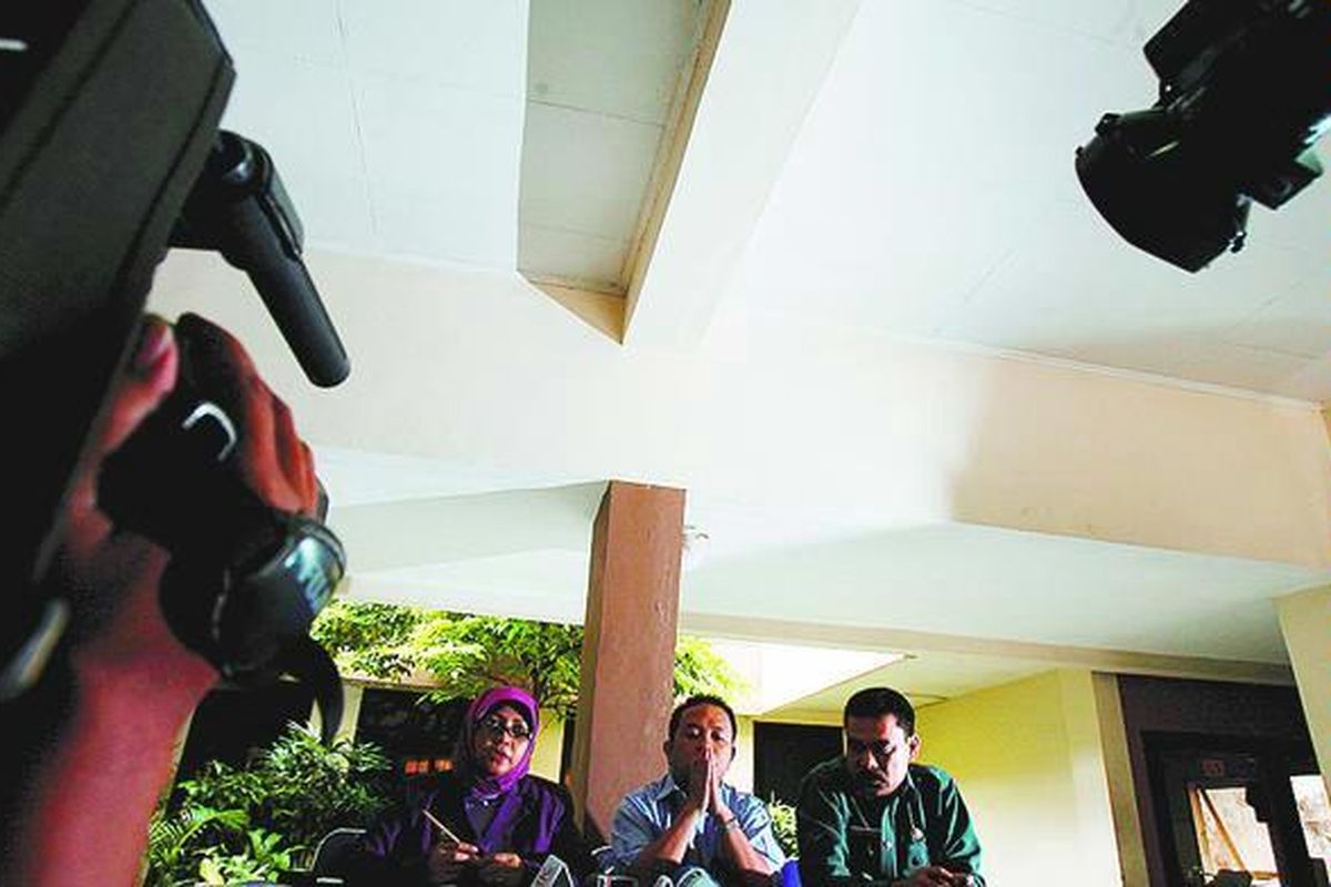 Ketua Badan Pengawas Pemilu (Bawaslu) Nur Hidayat Sardini (tengah) didampingi anggota Bawaslu Wahidah Suaib (kiri) dan Sekretaris Bawaslu Robert Simbolon memberi laporan hasil pemantauan terhadap Daftar Pemilih Sementara (DPS) di berbagai daerah di Gedung Juang, Jakarta, Selasa (2/9). Bawaslu menyoroti minimnya sosialisasi DPS yang dilakukan KPU kepada masyarakat.  