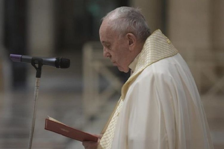 Paus Fransiskus selama berkat Urbi et Orbi di tangga Basilika Santo Petrus