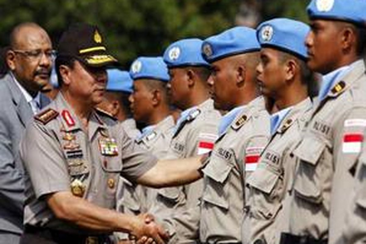 Kapolri Jenderal Pol Bambang Hendarso Danuri melepas pasukan Formed Police Unit (FPU) II di Lapangan Bhayangkari, Jakarta Selatan, Kamis (15/10). Sebanyak 140 personel FPU dan sembilan perwira sebagai Police Advisor akan menggantikan 140 personel FPU I dan 26 perwira yang telah bertugas selama setahun di Darfur, Sudan. 
