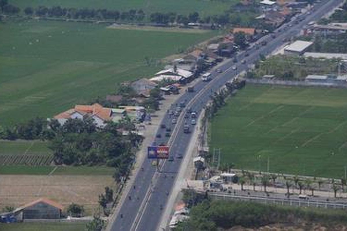 Arus lalu-lintas jalur pantai utara terpantau lancar dari helikopter MI 2 Plus milik Polda Jawa Tengah yang berpatroli melintasi Kabupaten Pemalang, Selasa (15/8/2012).