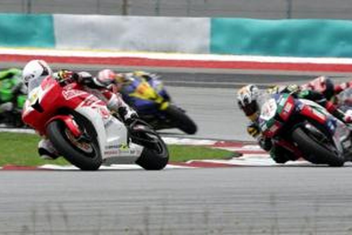 Pebalap binaan AHM, Aditya Pangestu (merah-putih) di race 1 seri pertama ADC 2014 di Sepang, Malaysia (20/4). Dia berhasil naik podium dengan meraih posisi ketiga.