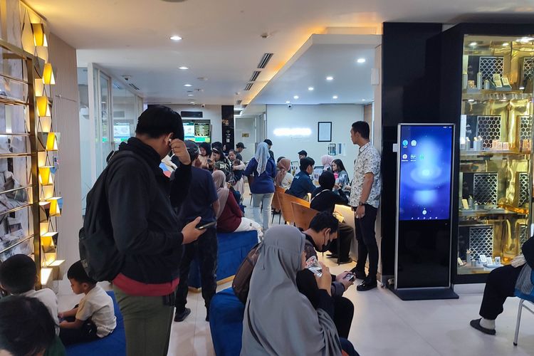 Antrean pembelian emas di Butik Emas Logam Mulia Antam, Pulogadung, Jakarta Timur, Jumat (24/10/2025),