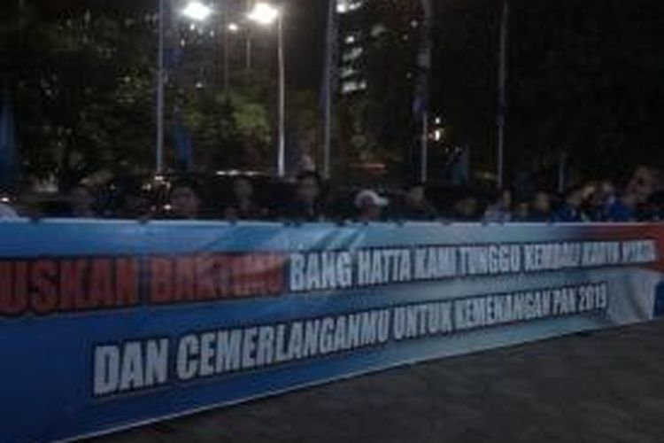 Sekelompok orang menggunakan atribut Partai Amanat Nasional (PAN) bertuliskan dukungan kepada Ketua Umum PAN, Hatta Rajasa berkumpul di depan Kantor DPP PAN Jalan TB Simatupang No.88, Jakarta Selatan, Rabu (7/1/2015)