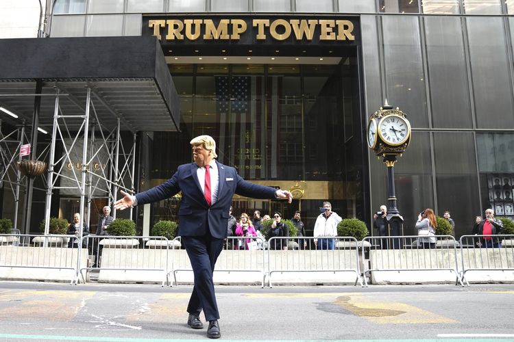 Warga bernama Neil Greenfield menirukan gaya mantan Presiden Amerika Serikat Donald Trump saat mengatur lalu lintas di depan Trump Tower, New York, AS, Rabu (22/3/2023).