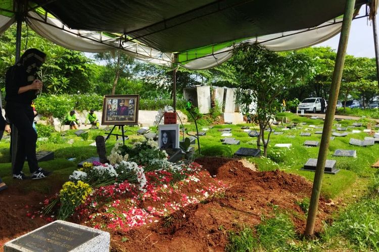 Pusara Rina Gunawan di TPU Tanah Kusir, Jakarta Selatan. Rina Gunawan meninggal dunia pada Selasa (2/3/2021)