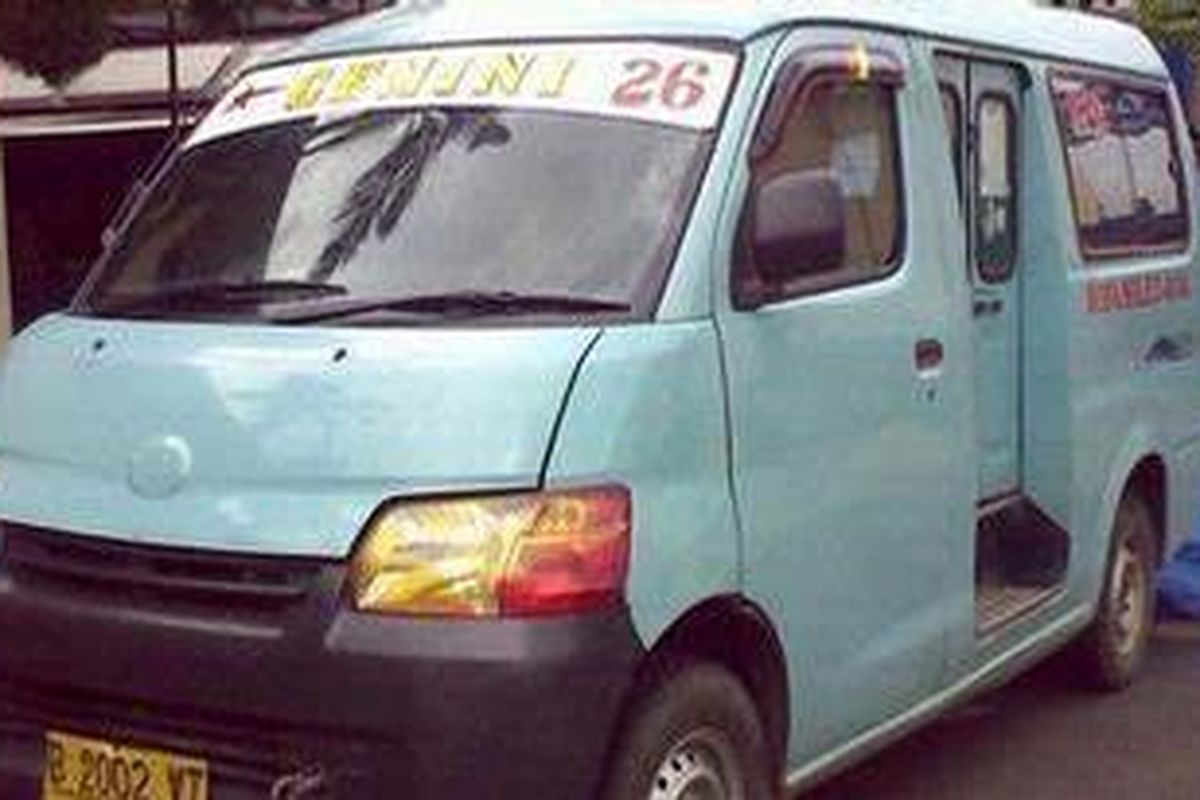 Kepolisian Resor Kota Depok menyita satu lagi mikrolet M26 jurusan Kampung Melayu-Bekasi. Angkot inilah yang ternyata dipakai pelaku memerkosa dan merampok RS (35), seorang pedagang sayur pada 14 Desember 2011 lalu.