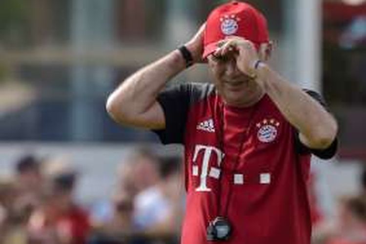 Carlo Ancelotti memimpin sesi latihan Bayern Muenchen di Sabener Strasse, 11 Juli 2016.