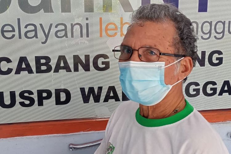 Yosep Geong, seorang pensiunan guru sekaligus tokoh masyarakat Manggarai Timur, NTT, Senin, (11/4/2022) yang m3ngetahui tentang cara mengawetkan daging dengan sebutan lokalnyaz Ute Dito. (KOMPAS.com/MARKUS MAKUR)